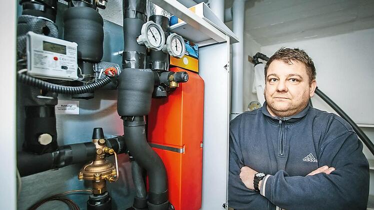 An dieser Übergabestation in Markus Limmers Heizungskeller gelangt die - in seinen Augen - teure Energie ins Haus.  Foto: Hendrik Steffens