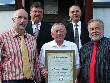 Stolz hält Helmut Burger (Bildmitte, vorne) die Ernennung zum Ehrenmitglied des Jubelvereines SV Marienweiher in den Händen. Mit im Bild (von links) Vorsitzender Thomas Kolb, Landrat Klaus Peter Söllner, Bürgermeister Franz Uome und 2. Vorsitzender Norbert Volk. Foto: Klaus-Peter Wulf