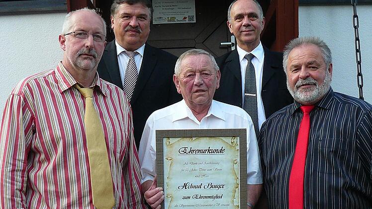 Stolz hält Helmut Burger (Bildmitte, vorne) die Ernennung zum Ehrenmitglied des Jubelvereines SV Marienweiher in den Händen. Mit im Bild (von links) Vorsitzender Thomas Kolb, Landrat Klaus Peter Söllner, Bürgermeister Franz Uome und 2. Vorsitzender Norbert Volk. Foto: Klaus-Peter Wulf