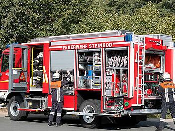 Feuertaufe: Bei einer gut besuchten Schau-Übung in Spittelstein zeigte die Steinroder Feuerwehr, dass sie die Ausrüstung ihres neuen Löschfahrzeuges schon sicher beherrscht. Foto: Albert Höchstädter