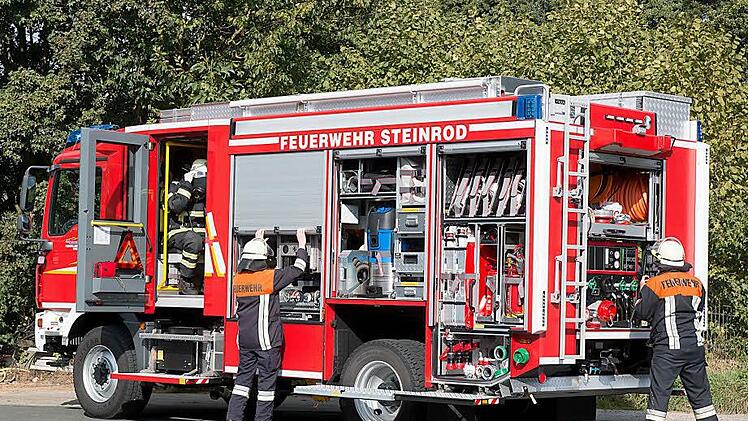 Feuertaufe: Bei einer gut besuchten Schau-Übung in Spittelstein zeigte die Steinroder Feuerwehr, dass sie die Ausrüstung ihres neuen Löschfahrzeuges schon sicher beherrscht. Foto: Albert Höchstädter