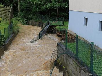 Land unter im Landkreis Bamberg in Oberfranken: In zahlreichen Orten wurden Keller überflutet, Straßen wurden gesperrt. Dieses Haus in Breitengüßbach drohte unterspült zu werden. Foto: Ferdinand Merzbach