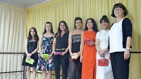Die stellvertretende Schulleiterin Gudrun Gumbrecht (rechts) zeichnete sechs junge Damen als Beste in den drei Ausbildungsrichtungen aus: Laura-Marie Burchardt, Tina Metzner, Adviye T&uuml;rkel, Ela Altincekic, Tatjana Weber, Edyta P&ouml;thig (von links). Foto: Larissa H&auml;ndel