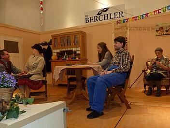 Der Vilsbauer, dargestellt von Thomas Steinlein (links), schaut die Gundula (Stefka Kodisch) liebestrunken an und macht ihr einen Heiratsantrag. Schmunzelnd schauen die Kinder Rosi (Theresa Gabeli) und Benno (Stefan Karnitschky) zu, während Oma Wally (Doris Holhut) ungestört weiter am Geburtstagsgeschenk des Vilsbauern stickt.  Foto: Klaus-Peter Wulf