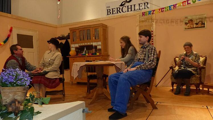 Der Vilsbauer, dargestellt von Thomas Steinlein (links), schaut die Gundula (Stefka Kodisch) liebestrunken an und macht ihr einen Heiratsantrag. Schmunzelnd schauen die Kinder Rosi (Theresa Gabeli) und Benno (Stefan Karnitschky) zu, während Oma Wally (Doris Holhut) ungestört weiter am Geburtstagsgeschenk des Vilsbauern stickt.  Foto: Klaus-Peter Wulf