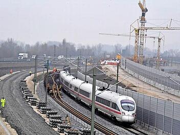 Während der ICE auf dem Gleis Richtung Lichtenfels vorbeifährt werden auf dem Richtung Bamberg die Schienen für das äußere Gleis bereit gelegt.Fotos: Ronald Rinklef