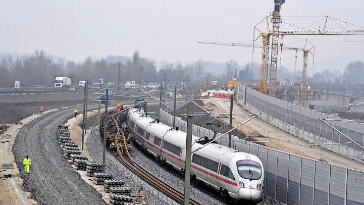 Während der ICE auf dem Gleis Richtung Lichtenfels vorbeifährt werden auf dem Richtung Bamberg die Schienen für das äußere Gleis bereit gelegt.Fotos: Ronald Rinklef