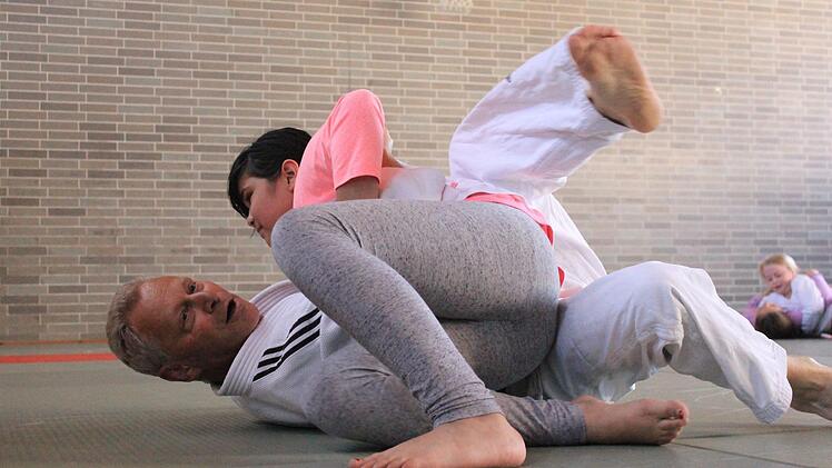 Die Judo-Trainer ließen sich von den Kleinen auch einmal niederringen. Foto: Dominic Buckreus