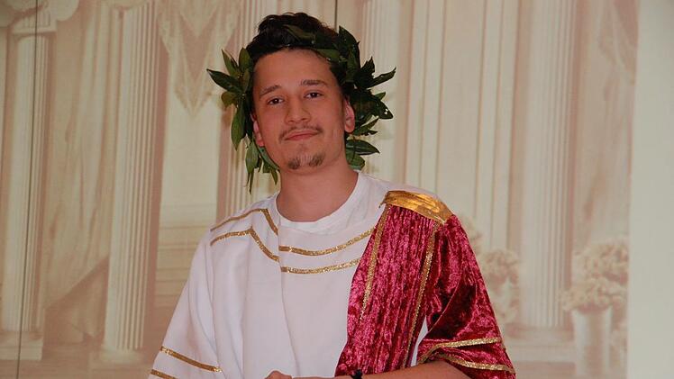 Manuel P&ouml;hlmann alias Ovid erkl&auml;rte den Herren, wie man im alten Rom eine Dame ansprach. Foto Uschi Prawitz