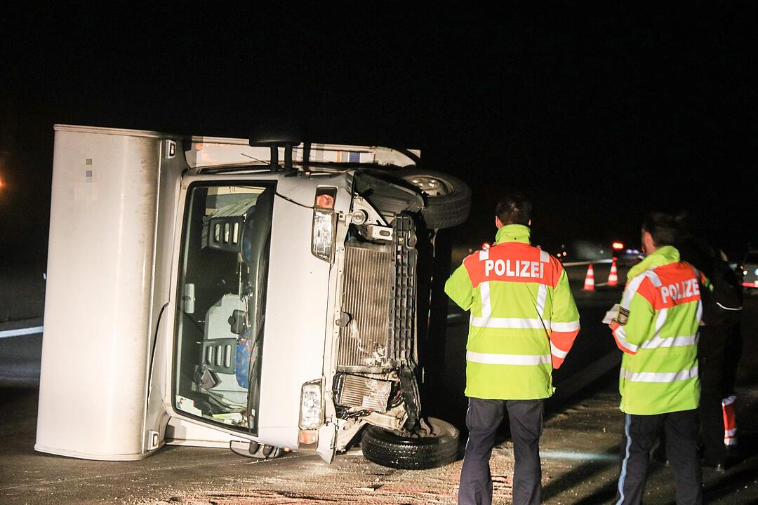 Vollbesetztes Wohnmobil kippt auf die Seite