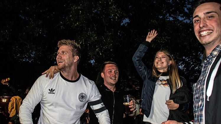Jubel in der Nachspielzeit: Erst Sekunden vor Schluss hatten die zahlreichen Fans  im Coburger Prinzengarten beim Public Viewing Grund zur Freude.Foto: Jochen Berger