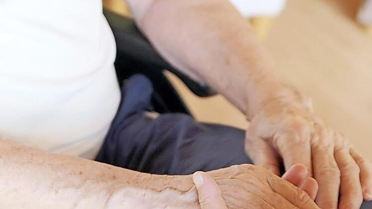 &Auml;ngste von Senioren vor der Corona-Impfung sollten Angeh&ouml;rige ernst nehmen.  Foto: Mascha Brichta/dpa