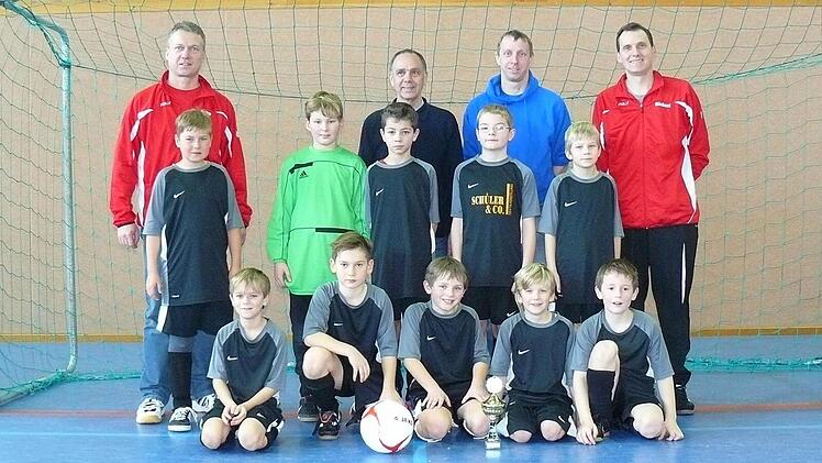 Der TSV Stadtsteinach freut sich über den Siegespokal bei den E3-Junioren. Mit im Bild Marktleugasts 3. Bürgermeister Franz Uome (hinten, Mitte).