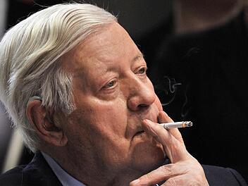 Helmut Schmidt raucht, also ist er. Foto: dpa/Jensen