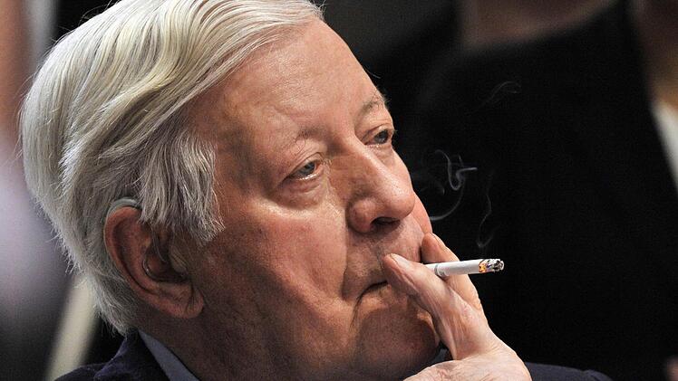 Helmut Schmidt raucht, also ist er. Foto: dpa/Jensen
