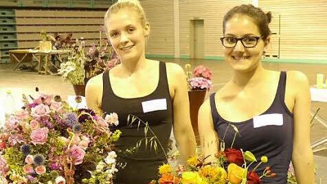 Tina Götz (links) und Laura Schober mit ihren Sträußen auf der Floristen-Abschlussprüfung der IHK in Bayreuth. Foto: IHK/C. Oberleiter