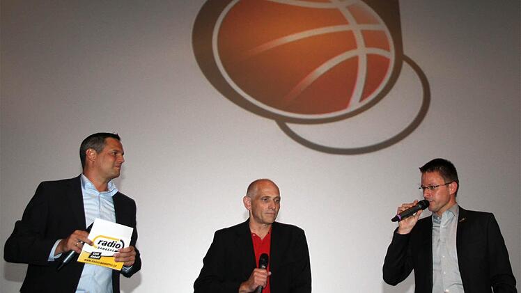 Wolfgang Heyder, nun zuständig für das erfolgreiche Jugendprogramm, und Brose Baskets-Geschäftsführer Rolf Beyer (rechts) stellten sich den Fragen von Business Club-Sprecher Mischa Salzmann. Foto: Bertram Wagner