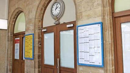 Leerstand 1: Im September 2014 schloss das Bistro-Café im schönen Jugendstilraum des Bahnhofs seine Pforten, weil sich die langjährige Pächterin zur Ruhe setzte. Ein Nachfolger fand sich bis heute nicht. Für wartende Reisende gibt es seither keinen Tee oder Kaffee am Bahnhof.
