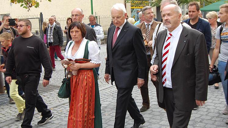 Bummel durch Sonneberg - Edmund Stoiber (Mitte) mit der Sonneberger Landrätin Christine Zitzmann und dem Coburger Landtagsabgeordneten Jürgen W. Heike. Foto: Oliver Schmidt