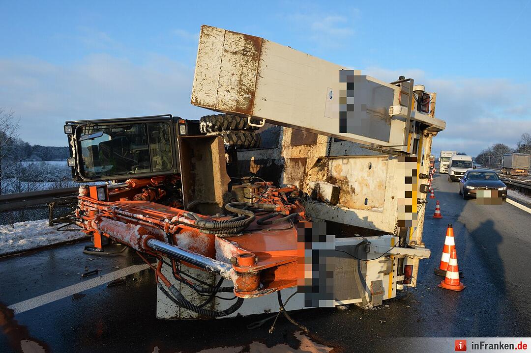 Lkw-Unfall auf A70: Bagger kippt auf Fahrbahn