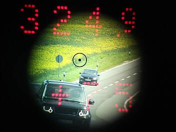 Die Laserpistole zeigt es an: In 324,9 Meter Entfernung fährt ein Auto mit 75 Stundenkilometer. Foto: Andreas Dorsch