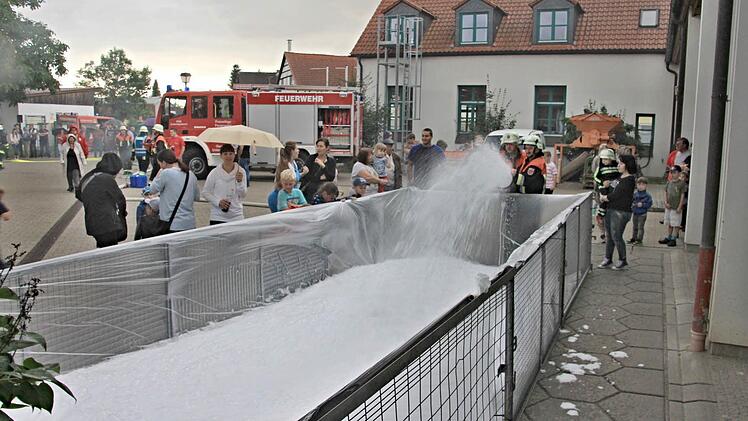 Den Einsatz von Löschschaum demonstrierte die Feuerwehr Untermerzbach. Damit kann man z.B. einen unzugänglichen Kellerraum füllen, um Flammen zu ersticken.