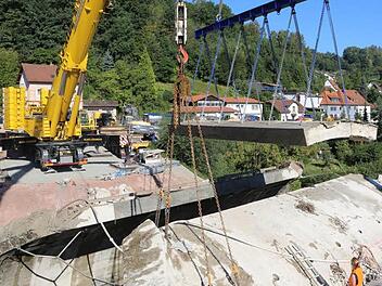 Die Brücke wird Stück für Stück demontiert. Foto: Barbara Herbst