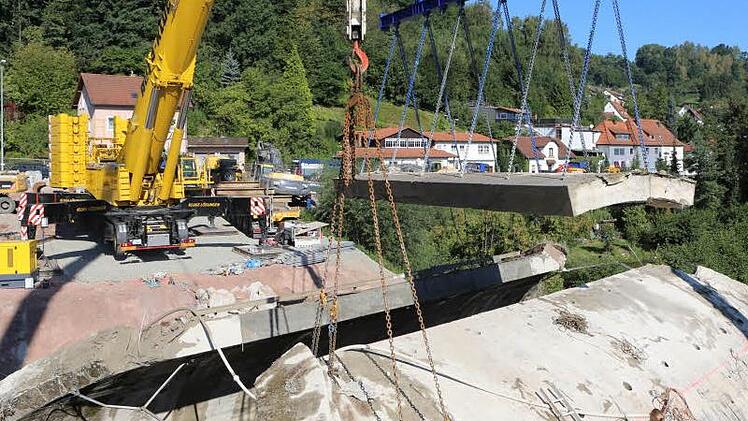 Die Brücke wird Stück für Stück demontiert. Foto: Barbara Herbst