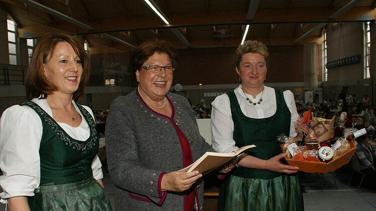 Barbara Stamm war die Festrednerin in Zeil. Kreisbäuerin Cäcilie Werner (links) und ihre Stellvertreterin Petra Grimmer überreichten einen Korb mit regionalen Spezialitäten und dem Landfrauen-Kochbuch.