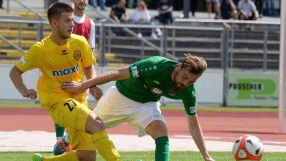 Der Schweinfurter Philip Messingschlager (rechts) hatte gegen Bayreuths Ivan Knezevic einen schweren Stand.  Foto: Peter Mularczyk
