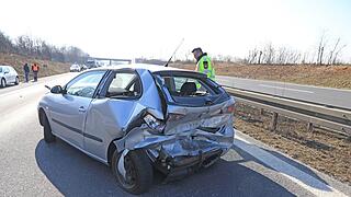 BMW kracht in Seat - Unfall auf der A73 bei Bad Staffelstein BMW kracht in Seat - Unfall auf der A73 bei Bad Staffelstein