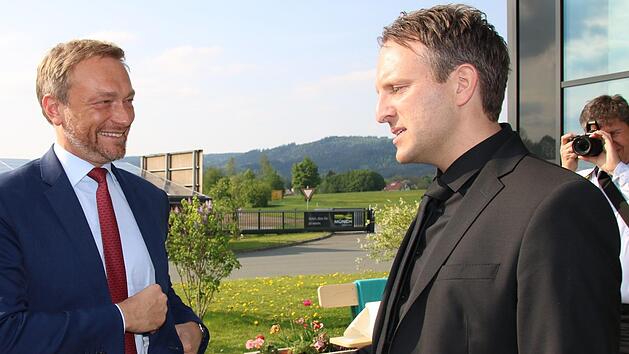 Firmeninhaber Mario M&uuml;nch (rechts) im Gespr&auml;ch mit FDP-Chef Christian Lindner. Foto: Alexander Hartmann