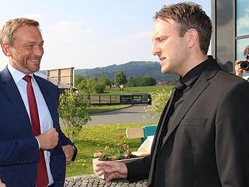 Firmeninhaber Mario Münch (rechts) im Gespräch mit FDP-Chef Christian Lindner. Foto: Alexander Hartmann