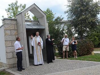 Segnung für die Friedenskapelle und Übergabe der Bestimmung für die Öffentlichkeit. Von links Bürgermeister Wolfgang Beiergrößlein, Regionaldekan Thomas Teuchgräber, Dekanin Dorothea Richter, Museologe Alexander Süß, Pia Neubauer.Karl-Heinz Hofmann