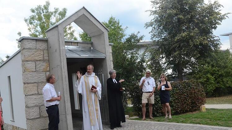 Segnung für die Friedenskapelle und Übergabe der Bestimmung für die Öffentlichkeit. Von links Bürgermeister Wolfgang Beiergrößlein, Regionaldekan Thomas Teuchgräber, Dekanin Dorothea Richter, Museologe Alexander Süß, Pia Neubauer.Karl-Heinz Hofmann