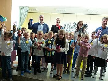 Freudig nahmen die Schüler in Bodelsdtadt ihren "Emil" entgegen. Mit ihnen freuten sich  (hinten von links) Landrat Michael Busch, Kerstin Freitag von der Sparkasse, die stellvertretende Rektorin Claudia Köhler und vom  Wolfgang Sommer vom Landratsamt.Lothar Weidner