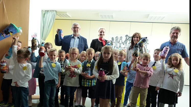 Freudig nahmen die Schüler in Bodelsdtadt ihren "Emil" entgegen. Mit ihnen freuten sich  (hinten von links) Landrat Michael Busch, Kerstin Freitag von der Sparkasse, die stellvertretende Rektorin Claudia Köhler und vom  Wolfgang Sommer vom Landratsamt.Lothar Weidner