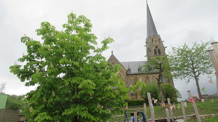 Am Samstag fand die Einweihung der Außenanlage des Kindergartens St. Josef statt. In der dicht gefüllten Pfarrkirche begeisterten die Kinder mit einem vollen Programm und bekamen reichlich Beifall. Pfarrer Diter Glaeser nahm dann die kirchliche Segnung vor. Foto: Horst Habermann