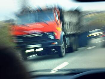 Im Sekundenschlaf: Autofahrer (19) prallt gegen Lkw im Kreis Schweinfurt und wird schwer verletzt