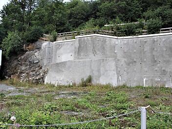Die Stadt Ludwigsstadt hat unter anderem die Stützwand für das KEZ-Areal finanziert. Leider fehlt dem Investor aufgrund mangelnder Kaufbereitschaft beziehungsweise Mietern die Planungssicherheit. Gerd Sambale und auch die Stadt hoffen darauf, das Wohnprojekt an dieser Stelle bald realisieren zu können. Veronika Schadeck