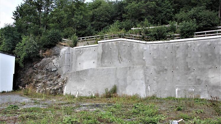 Die Stadt Ludwigsstadt hat unter anderem die Stützwand für das KEZ-Areal finanziert. Leider fehlt dem Investor aufgrund mangelnder Kaufbereitschaft beziehungsweise Mietern die Planungssicherheit. Gerd Sambale und auch die Stadt hoffen darauf, das Wohnprojekt an dieser Stelle bald realisieren zu können. Veronika Schadeck