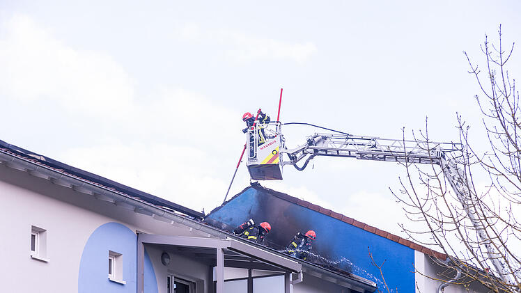 Dachstuhl in Vollbrand: Feuer in Mehrfamilienhaus