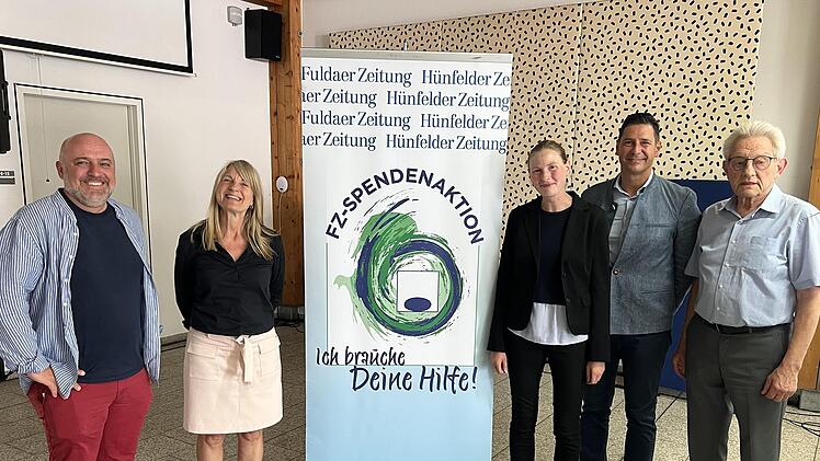 Die Freude war groß bei (von links) Ralf Sauer (Jugendbildungsstätte Volkersberg) und Petra Heurich (DJK Kothen, Abteilungsleiterin Radfahren) bei der Spendenübergabe der Fuldaer Zeitung. Hanna Wiehe (Redaktion) und Parzeller-Geschäftsführer Haldu...