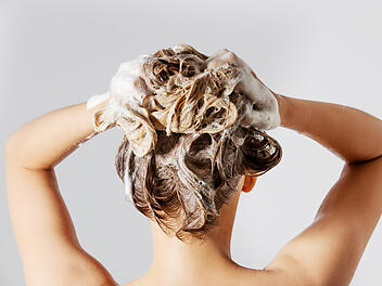Haare waschen, Haarewaschen, Shampoo, Spülung, Haare