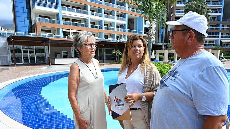 Ortstermin in der Wohnanlage mit Pool: Sabine (links) und Klaus aus Deutschland lassen sich von einer Maklerin in Alanya m&ouml;gliche Kauf-Immobilien zeigen.