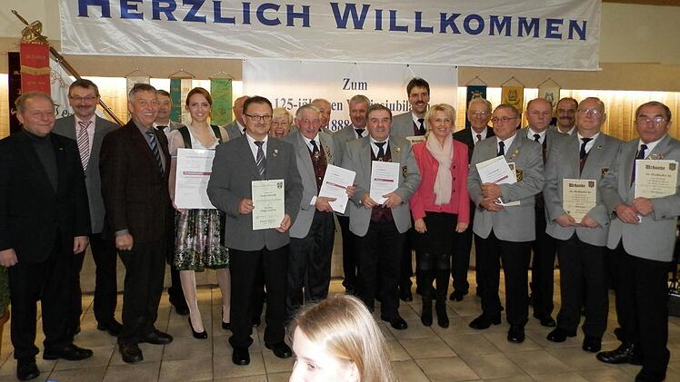 Die geehrten aktiven Sänger mit Landrätin Tamara Bischof, MdL Otto Hünnerkopf und 2. Bürgermeister Alfons Saugel.