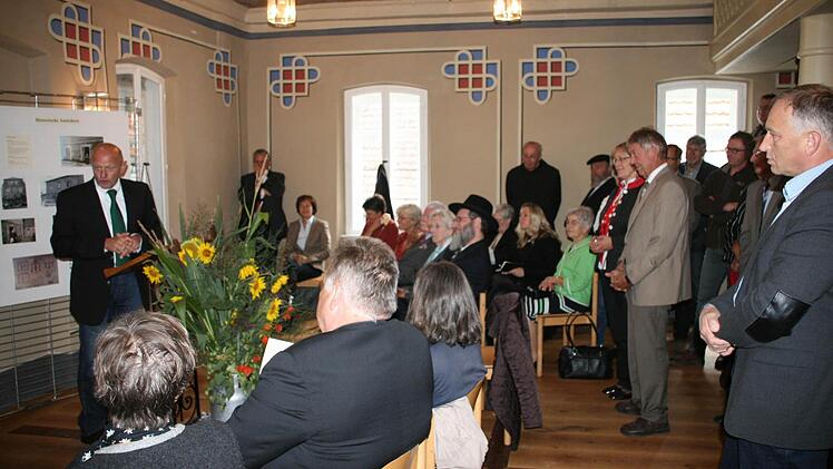 Die Festgäste lauschen Holger Bierbaum. Foto: Daniela Röllinger