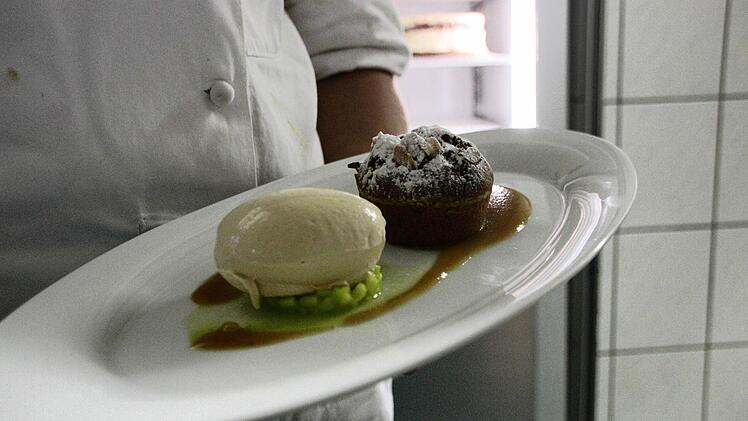 Jetzt noch schnell das Dessert. Kürbismandelkuchen mit Bratapfeljus und Meerrettichkaramelleis auf grünem Apfelchutney mit Wasabi.