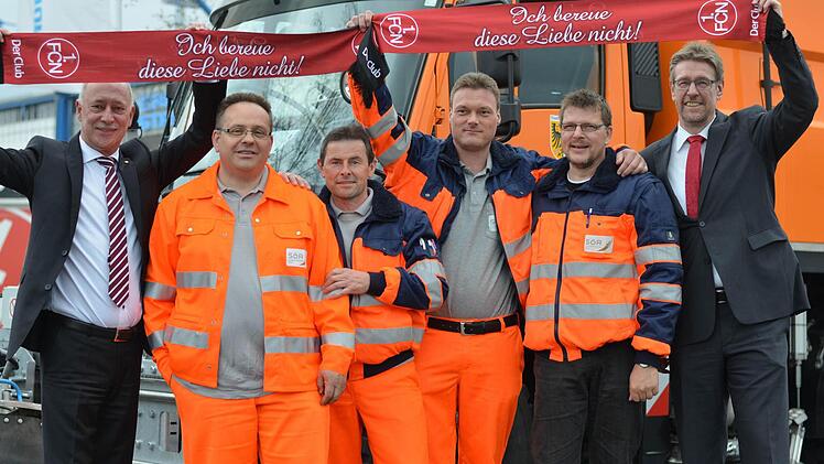 Ralf Woy (links) mit SÖR-Mitarbeitern und SÖR-Chef Ronald Höfler (rechts) vor dem Stadion.