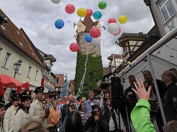 Großes Bild: Zur Eröffnung ließen Kinder mehrere Ballons steigen. Fotos: Roland Meister